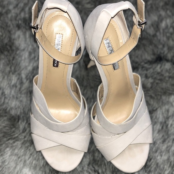 GORGEOUS BCBGeneration platform heels - Picture 4 of 5